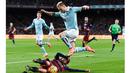 Pemain Celta, John Guidetti melompat menghindari hadangan pemain Barcelona, Sergi Roberto pada lanjutan La Liga Spanyol di Stadion Camp Nou, Barceloa, Senin (15/2/2016) dini hari WIB. Barcelona menang 6-1. (AFP/Josep Lago)
