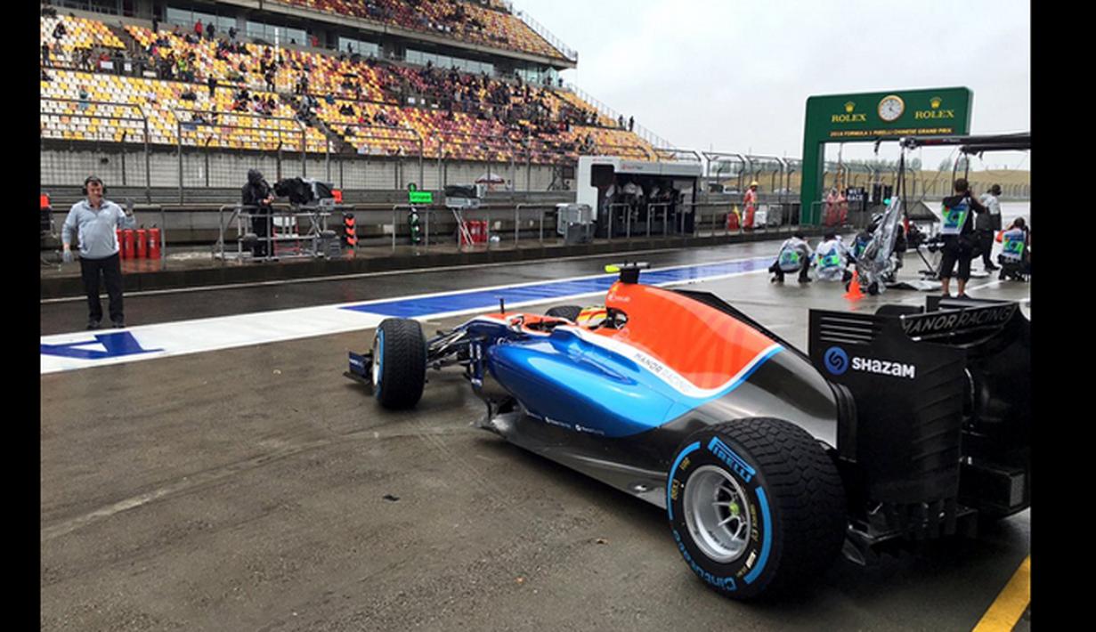 Pebalap Manor Racing asal Indonesia, Rio Haryanto, berada di posisi ke-14 dalam latihan bebas ketiga F1 GP China di Sirkuit Internasional Shanghai, China, Sabtu (16/4/2016). (Bola.com/Twitter/Manorracing)