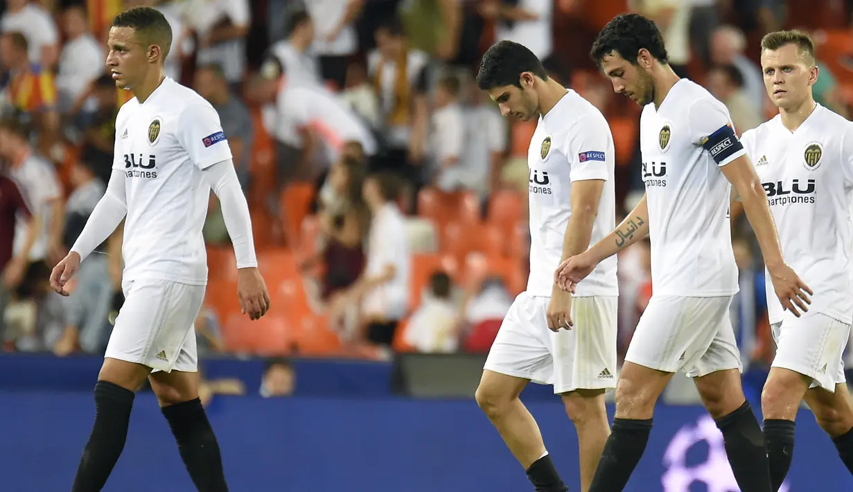Para pemain Valencia tampak lesu usai ditaklukkan Juventus pada laga Liga Champions di Stadion Mestalla, Valencia, Rabu (19/9/2018). Juventus menang 2-0 atas Valencia. (AFP/Jose Jordan)