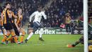 Pemain Manchester United, Paul Pogba (tengah) melakukan tembakan berbuah gol saat melawan Hull City pada laga semifinal Piala Liga Inggris di KCOM stadium, Hull (26/1/2017). (AP/Rui Vieira)