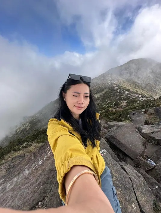 Penampilan Wendy Walters selama berada di puncak gunung pun berhasil mencuri perhatian. Pasalnya, wanita 27 tahun ini disebut tetap terlihat menawan. (Liputan6.com/IG/@wendywalters)