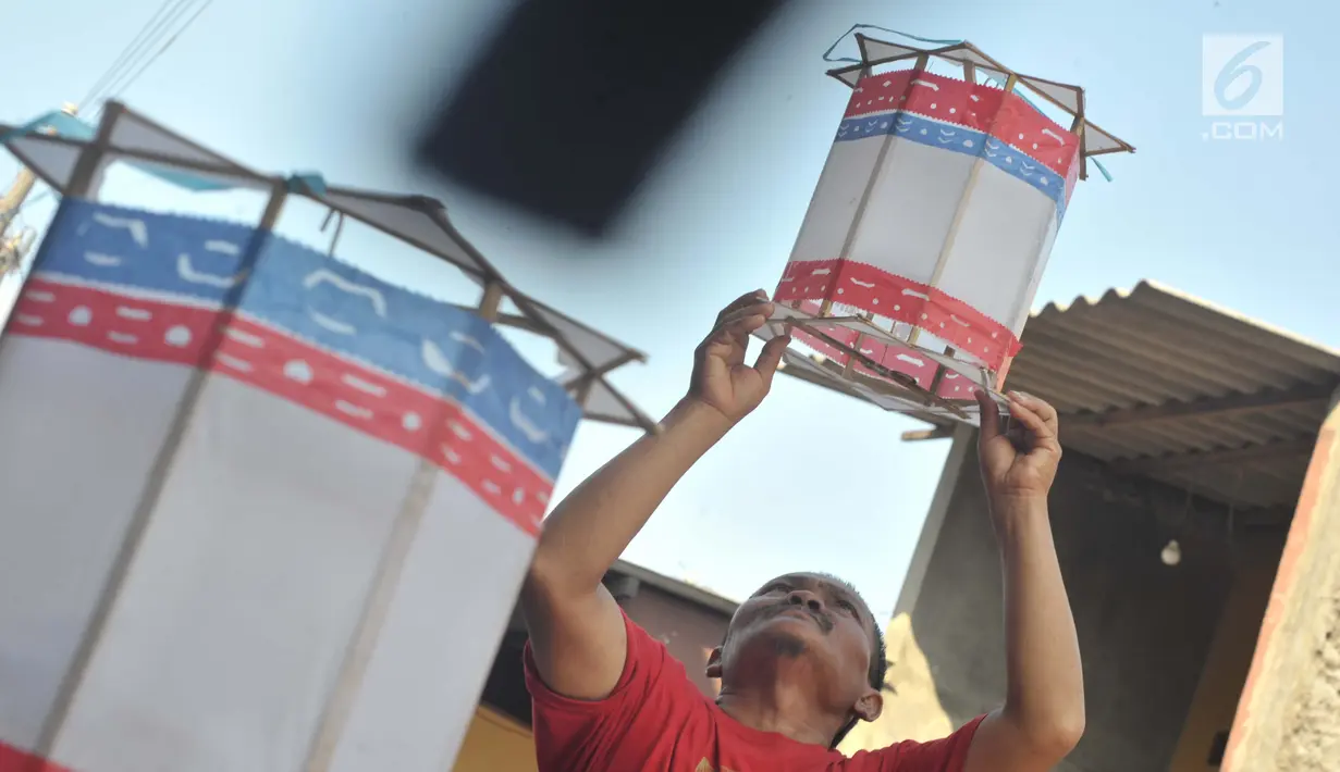 Warga memajang lampion dari bambu atau biasa disebut 'teng-tengan' di Kampung Perbalan, Kelurahan Purwosari, Semarang, Minggu (12/5/2019). Lampion  berbentuk persegi delapan yang terbuat dari bilah bambu dan kertas minyak putih itu diproduksi selama bulan Ramadan saja. (Liputan6.com/Gholib)