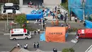 Pandangan udara menunjukkan lokasi penusukan massal di Kawasaki, dekat Tokyo, Jepang, Selasa (28/5/2019). Sebelum berhasil ditangkap, tersangka sempat menikam dirinya sendiri hingga memicu luka sobekan yang cukup serius. (Kyodo News via AP)