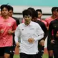 Pelatih Timnas Indonesia U-19, Gong Oh-kyun, saat sesi latihan di Stadion Wibawa Mukti, Cikarang, Senin (13/1/2020). Sebanyak 51 pemain mengikuti seleksi untuk memperkuat skuat utama Timnas Indonesia U-19. (Bola.com/M Iqbal Ichsan)