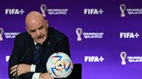 Presiden FIFA&nbsp;Gianni Infantino berbicara dalam konferensi pers jelang Piala Dunia Qatar 2022 di&nbsp;Qatar National Convention Center (QNCC), Doha, Sabtu, 19 November 2022. (GABRIEL BOUYS / AFP)