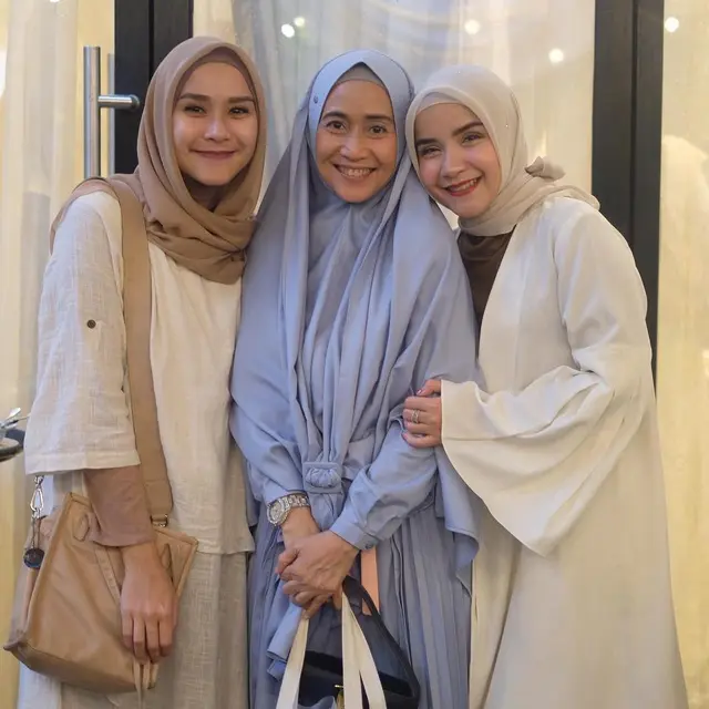 Kini Berhijab, Ini 6 Potret Terbaru Meidiana Hutomo Awet Muda di Usia 55 Tahun