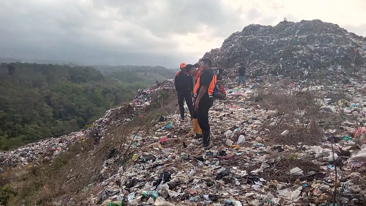 Gunung Sampah Longsor Timbun Pemulung di Kota Malang