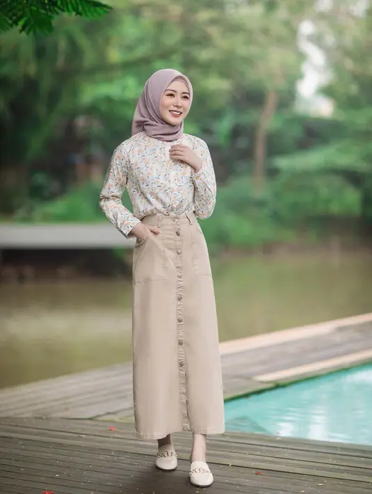 Kombinasi top floral warna krem dan rok nuansa coklat sempurna dipadukan dengan hijab warna dusty purple. {Instagram/xolovelyayana].