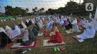 Warga melaksanakan salat Idul Adha di Lapangan Perumahan Sawangan Permai, Depok, Jawa Barat, Jumat (31/7/2020). Hari ini, seluruh umat muslim di dunia merayakan Idul Adha 1441 H yang dilanjutkan dengan pemotongan hewan kurban. (merdeka.com/Arie Basuki)