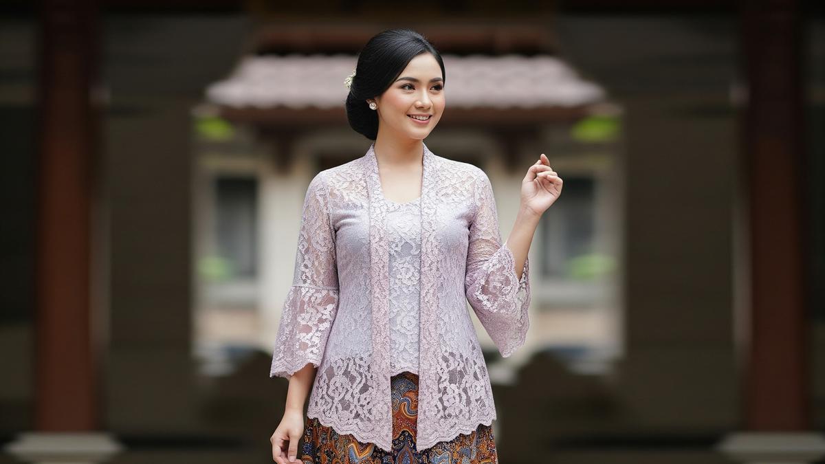 7 Inspirasi Model Kebaya Simpel dengan Rok Batik A-Line di 2025, Tampil Stylish dan Modern