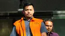 Muhammad Adami Okta meninggalkan gedung KPK usai menjalani pemeriksaan di Jakarta, Selasa (20/12). Adami Okta diperiksa sebagai saksi atas kasus dugaan suap pengadaan satelit monitoring di Bakamla tahun anggaran 2016. (Liputan6.com/Helmi Affandi)