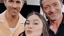 Dalam foto selfie yang diunggahnya di akun Instagram pribadinya, terlihat Caitlin Halderman tersenyum cantik di antara Ryan Reynolds dan Hugh Jackman. [Foto: Instagram/caitlinhalderman]