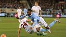 Raheem Sterling dijatuhkan pemain AS Roma, Alessandro Florenzi. (Action Images via Reuters/Jason O'Brien Livepic)
