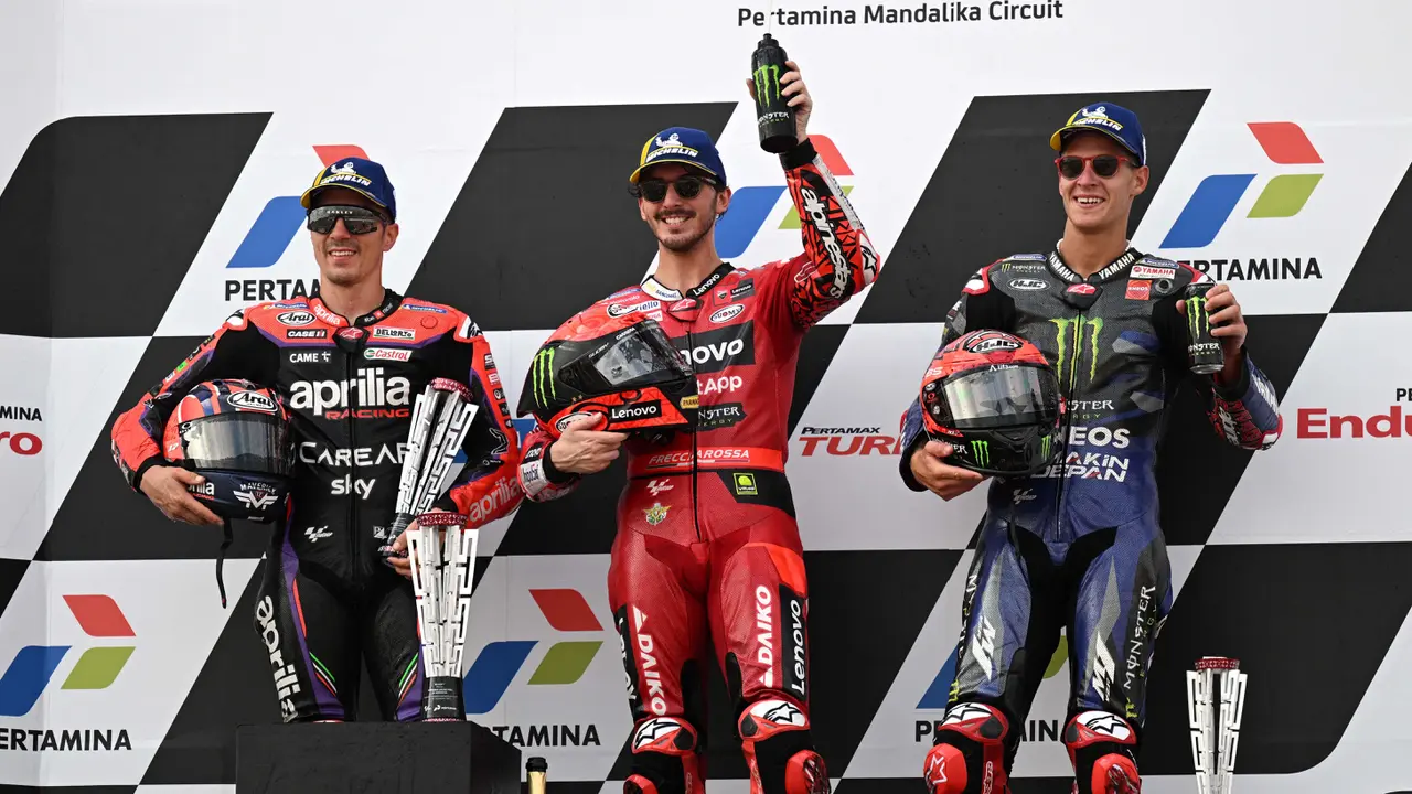 Foto: Trio Pinjam Dulu Seratus Berhasil Naik Podium di MotoGP Mandalika 2023, Maverick Vinales Selebrasi Pakai Kostum Batman