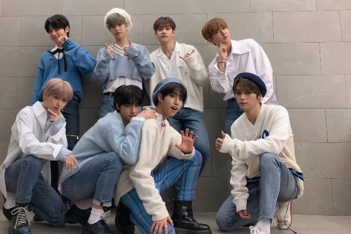 Stray Kids Performing Neverending Story