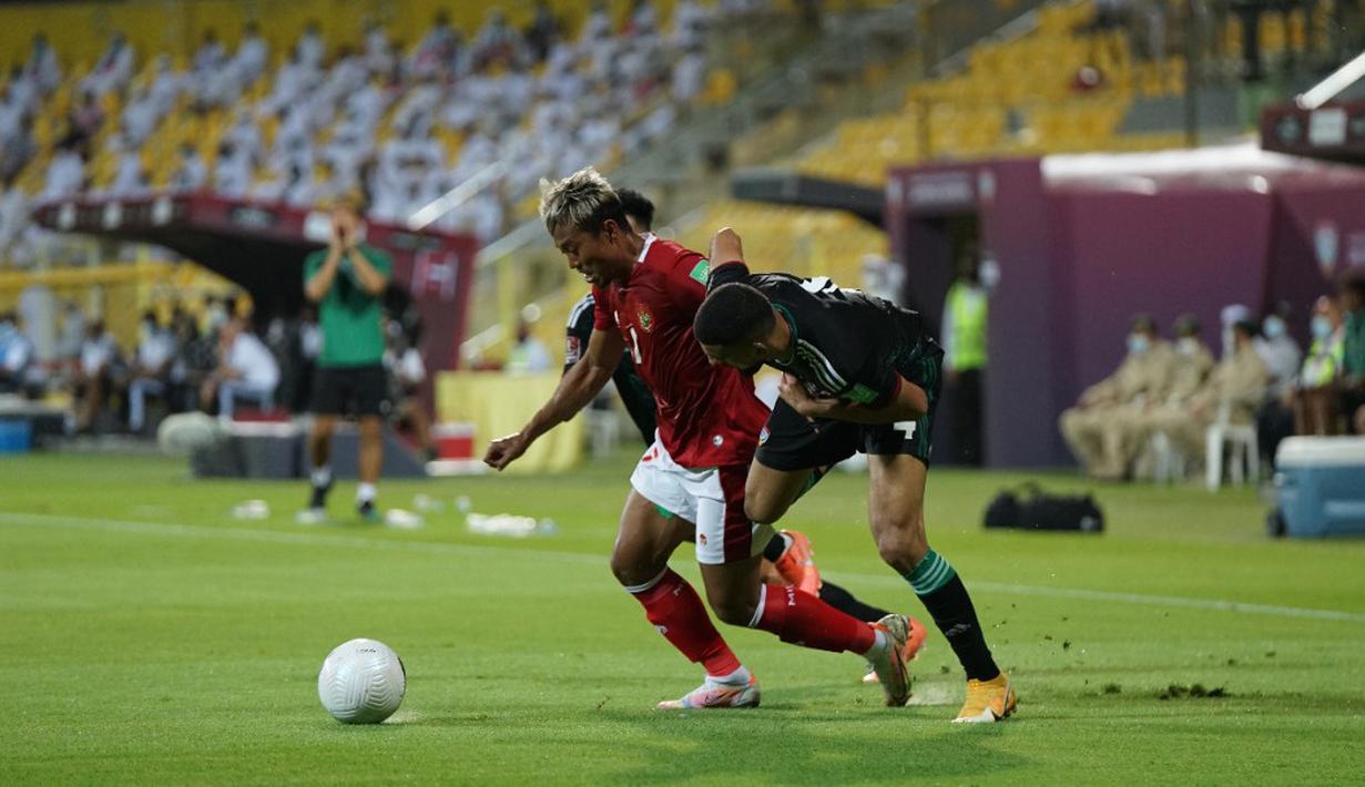 Timnas Indonesia sempat mendapatkan peluang pada menit ke-26, saat umpan terobosan Kushedya Hari Yudo terlambat diambil oleh Evan Dimas. Sehingga bola yang sudah di daerah kotak penalti, dengan mudah direbut bek UEA. (Foto: Dok. PSSI)