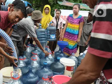 Warga mengantri air bersih di kawasan kelurahan Gedong, Jakarta Timur, Jumat (3/11/2023). (merdeka.com/Imam Buhori)