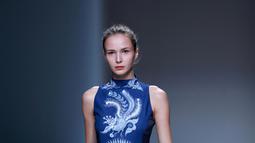 Seorang model berjalan di atas catwalk mengenakan busana kreasi Fei Gallery & Boutique Collection rancangan desainer Xuefei Sun saat China Fashion Week di Beijing, Tiongkok (30/10). Busana yang dikenakan seperti motif Batik Lasem Cina. (AFP/STR)