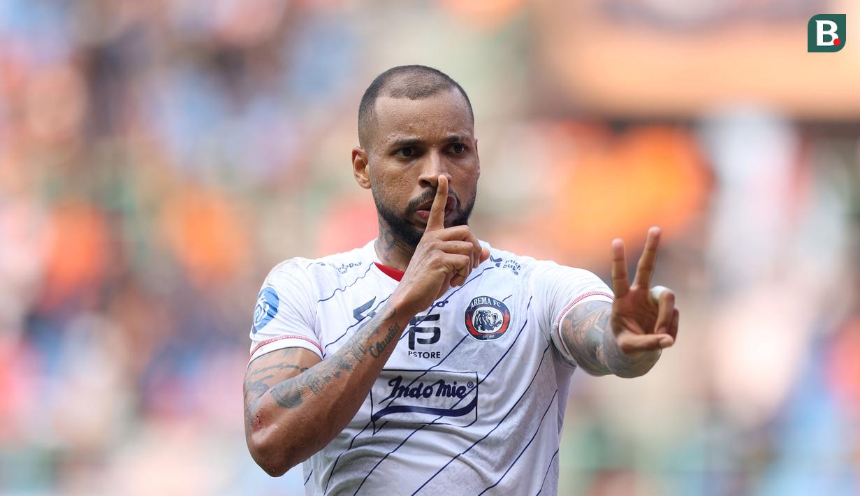 <p>Selebrasi pemain Arema FC, Gustavo Almeida Dos Santos, setelah mencetak gol kedua ke gawang Persija Jakarta dalam pertandingan pekan kesembilan BRI Liga 1 2023/2024 yang berlangsung di Stadion Patriot Candra Bhaga, Bekasi, Minggu (20/9/2023). (Bola.com/M Iqbal Ichsan)</p>