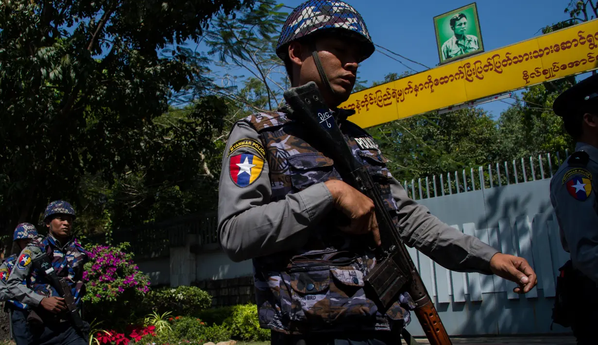 Petugas kepolisian berpatroli di depan rumah pemimpin Myanmar, Aung San Suu Kyi setelah dilempar bom Molotov oleh orang tak dikenal di pinggir danau di Yangon, Kamis (1/2). Saat kejadian, Suu Kyi sedang tak berada di rumah. (YE AUNG THU/AFP)