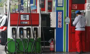 Petugas melayani konsumen yang mengisi bahan bakar kendaraannya di SPBU kawasan Jakarta, Selasa (26/11/2019). PT Pertamina (Persero) mulai menyediakan solar dengan kandungan 30 persen Fatty Acid Methyl Ester (FAME) yang berbahan baku minyak sawit. (Liputan6.com/Angga Yuniar)