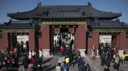 Ratusan orang saat mengunjungi Kuil Surga selama liburan Tahun Baru Imlek di Beijing (20/2). Warga China tengah liburan selama seminggu yang menandai dimulainya Tahun Anjing. (AFP Photo/Nicolas Asfouri)