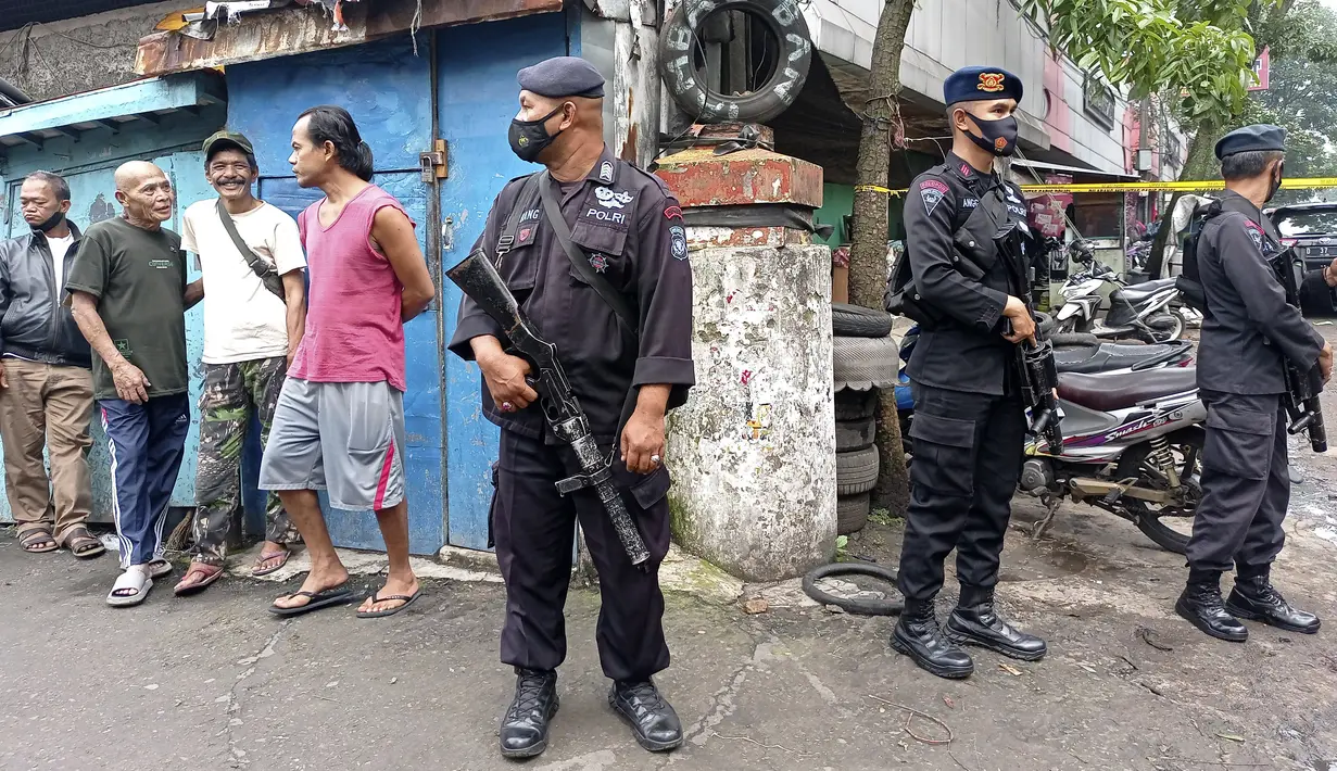 Petugas polisi bersenjata melakukan penjagaan di dekat Polsek Astana Anyar, Bandung, Jawa Barat, tempat ledakan terjadi, Rabu (7/12/2022). Hingga kini polisi masih menyelidiki dan mengamankan area lokasi ledakan diduga merupakan aksi bom bunuh diri tersebut. (AP Photo/Ahmad Fauzan)