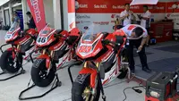 Situasi paddock Astra Honda Racing Team (AHRT) jelang balapan perdana ARRC Mandalika 2023, Sabtu (11/8/2023). (Liputan6.com/Melinda Indrasari)