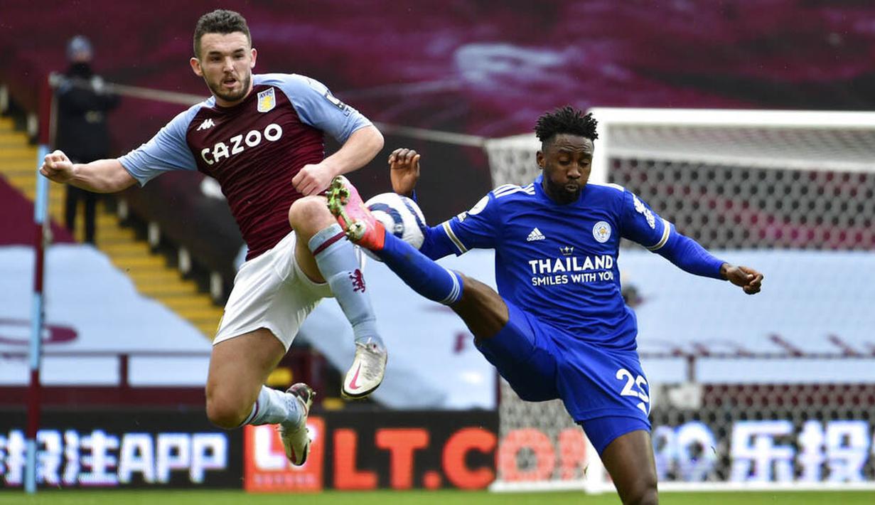 Pemain Leicester City, Wilfred Ndidi, berebut bola dengan pemain Aston Villa, John McGinn, pada laga Liga Inggris di Stadion Villa Park, Minggu (21/2/2021). Leicester City menang dengan skor 1-2. (AP Photo/Rui Vieira, Pool)