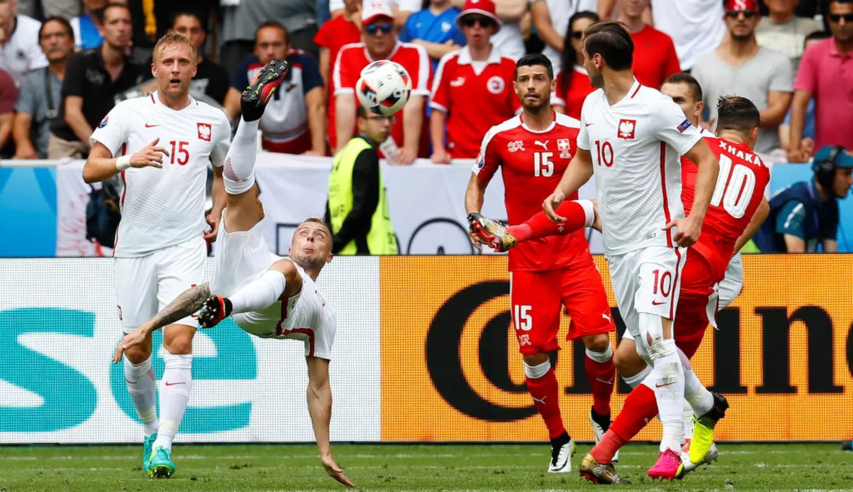 Pemain Polandia, Kamil Grosicki, melakukan tendangan salto ke arah gawang Swiss pada babak 16 besar Piala Eropa 2016 di Stade Geoffroy-Guichard, Saint-Etienne, (25/6/2016). (Reuters/Jason Cairnduff)
