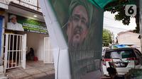 Baliho Rizieq Shihab terlihat di Jalan Petamburan 3, Jakarta, Rabu (30/12/2020). Pemerintah memutuskan untuk menghentikan kegiatan dan membubarkan organisasi massa Front Pembela Islam (FPI). (merdeka.com/Imam Buhori)