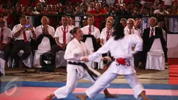 Sejumlah juri memperhatikan peserta yang tampil dalam Kejuaraan Dunia Karate SKIF 2016 di Jiexpo Kemayoran, Jakarta, Minggu (28/8). Kegiatan yang berlangsung dari 26-28 Agustus tersebut diikuti peserta berbagai negara. (Liputan6.com/Faizal Fanani)