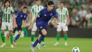 Kevin Diks maju sebagai eksekutor penalti dan berhasil mengecoh kiper Betis, Adrian. Tembakannya ke sudut kanan gawang gagal dihalau eks Liverpool tersebut karena salah membaca arah bola. Skor 1-1 bertahan hingga usai. (AP Photo/Toni Rodriguez)