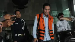 Tubagus Chaeri Wardhana alias Wawan hanya tersenyum saat ditanya soal pemeriksaannya di KPK, Jakarta, Senin (8/12/2014). (Liputan6.com/Herman Zakharia)