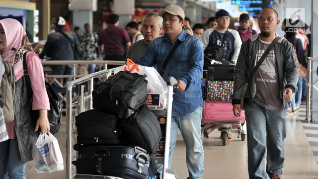 Penumpang Pesawat di Bandara Halim Perdanakusuma