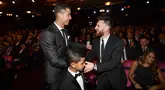 Bintang Real Madrid, Cristiano Ronaldo, berbincang dengan striker Barcelona, Lionel Messi, saat acara penghargaan pemain terbaik FIFA 2017 di London, Senin (23/10/2017). Cristiano Ronaldo berhasil meraih pemain terbaik FIFA 2017. (AFP/Ben Stansall)