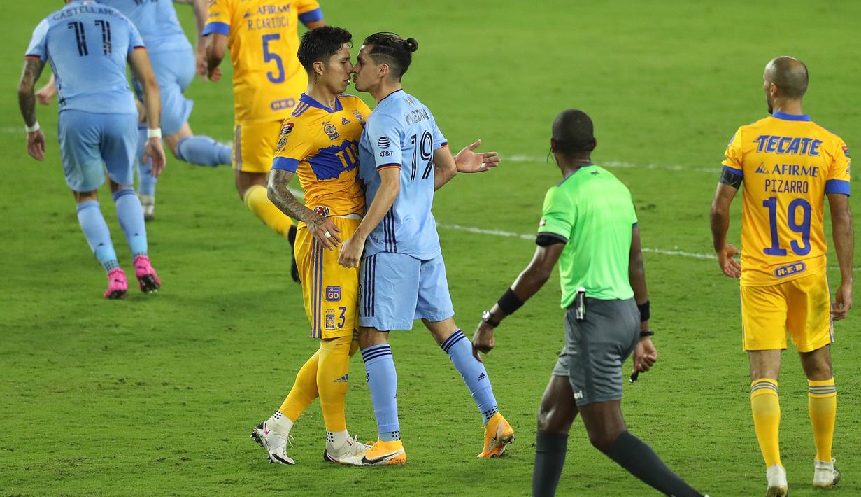 Peran wasit juga sangat penting ketika terjadi argumen antar sesama pemain agar tak terjadi hal yang tak diinginkan. (Foto: AFP/Getty Images/Alex Menendez)