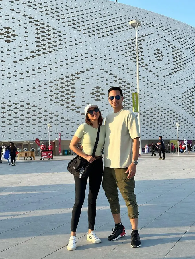 Potret Mesra Darius Sinathrya dan Donna Agnesia