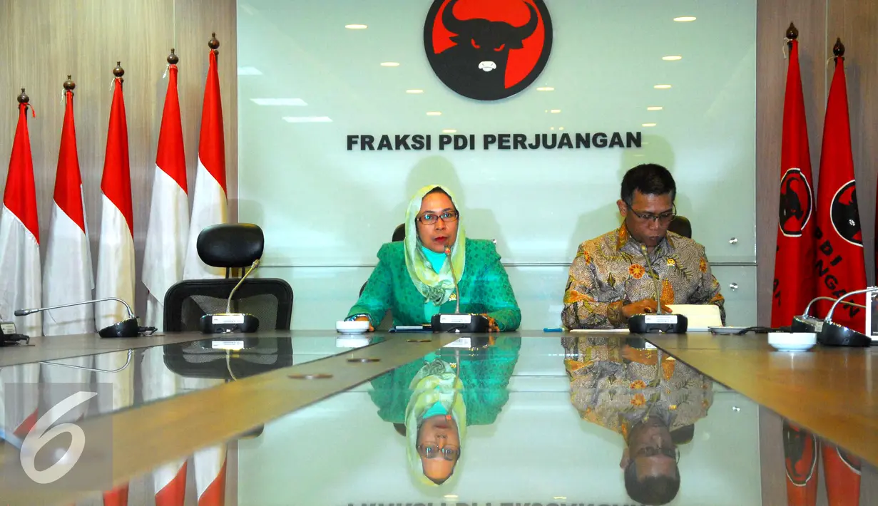Anggota Komisi III DPR dari Fraksi PDIP Dwi Ria Latifah (kiri) dan Masinton Pasaribu, saat memberikan keterangan pers di Ruang Fraksi PDIP, Senayan, Jakarta. (2/9/2015). Fraksi PDIP tak setuju Komjen Budi Waseso dicopot. (Liputan6.com/Helmi Afandi) 