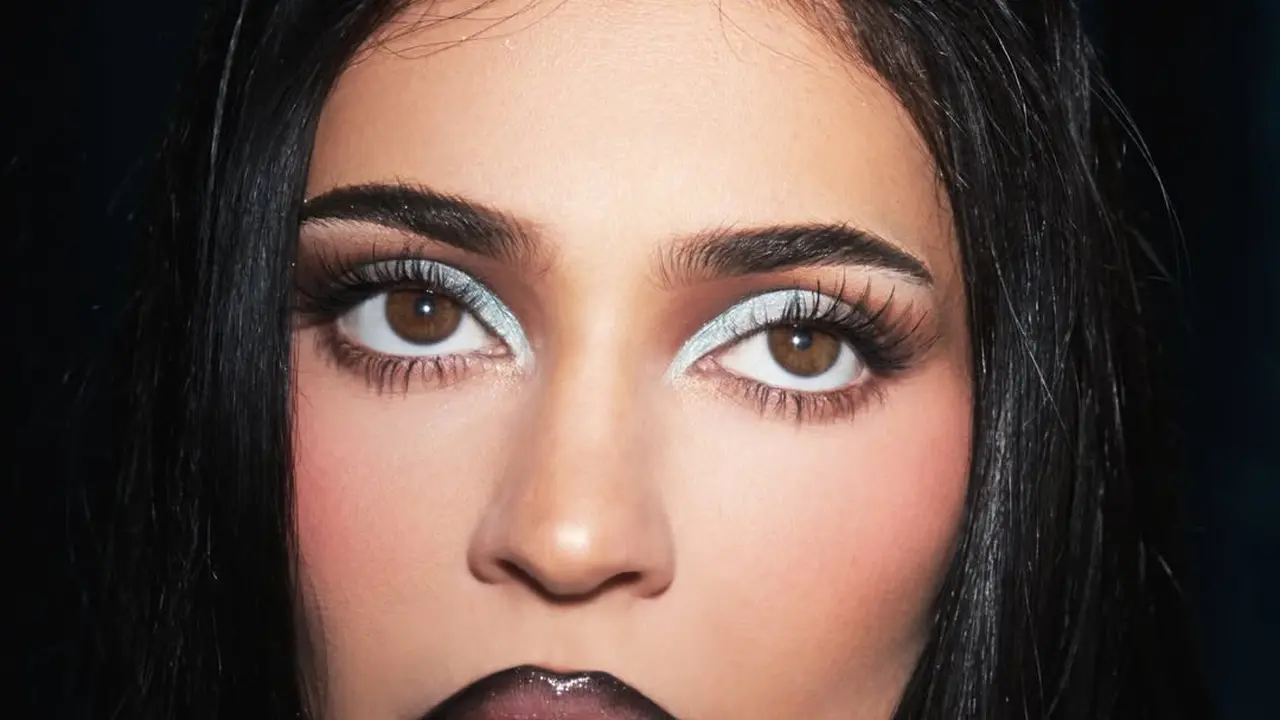 King Kylie Makeup Collection Resmi Dirilis, Hadirkan Nostalgia Makeup Kylie Jenner yang Eksperimental
