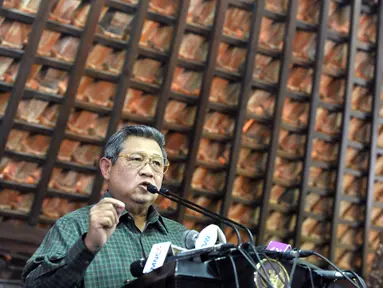 Presiden SBY memberikan keterangan pers di kediamannya Puri Cikeas, Bogor, Kamis (31/7/14). (ANTARA FOTO/Andika Wahyu)