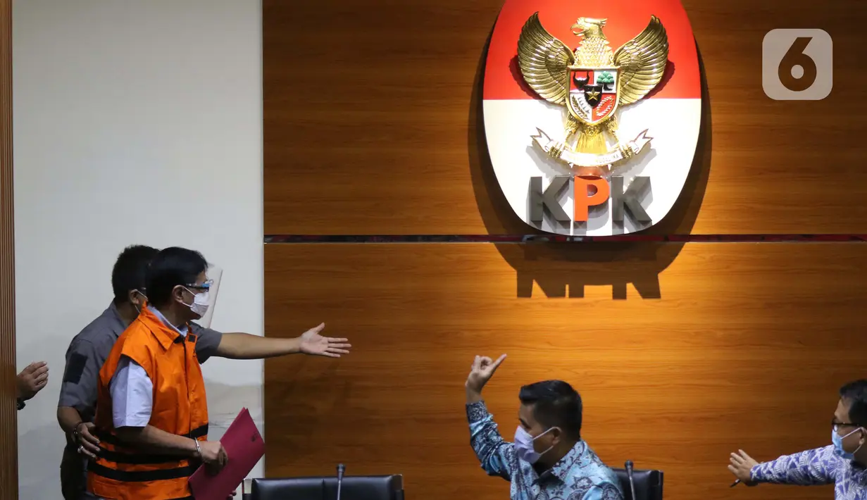 Mantan Direktur Teknik dan Pengelolaan Armada Garuda, Hadinoto Soedigno jelang rilis penetapan penahanan di Gedung KPK, Jakarta, Jumat (4/12/2020). Hadinoto diduga turut menerima suap pengadaan mesin pesawat dari Airbus SAS dan Rolls-Royce PLC melalui Soetikno. (Liputan6.com/Helmi Fithriansyah)