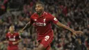 Penyerang Liverpool, Daniel Sturridge, melakukan selebrasi usai membobol gawang Chelsea pada laga Piala Liga Inggris di Stadion Anfield, Rabu (26/9/2018). Liverpool takluk 1-2 dari Chelsea. (AP/Rui Vieira)