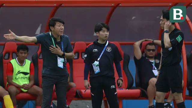 Foto: Ekspresi Coach Shin Tae-yong yang Kesal dengan Keputusan Wasit saat Timnas Indonesia Bertemu Filipina di SEA Games 2021