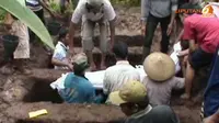 [VIDEO] 7 Korban Longsor di Jombang Dimakamkan