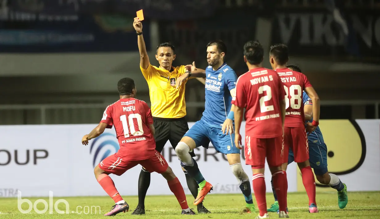 Pemain Persib Bandung, Vladimir Vujovic berusaha menendang pemain Semen Padang, Vendry Mofu pada perebutan tempat ketiga Piala Presiden 2017 di Stadion Pakansari, Bogor, Sabtu (11/3/2017). (Bola.com/Nicklas Hanoatubun)