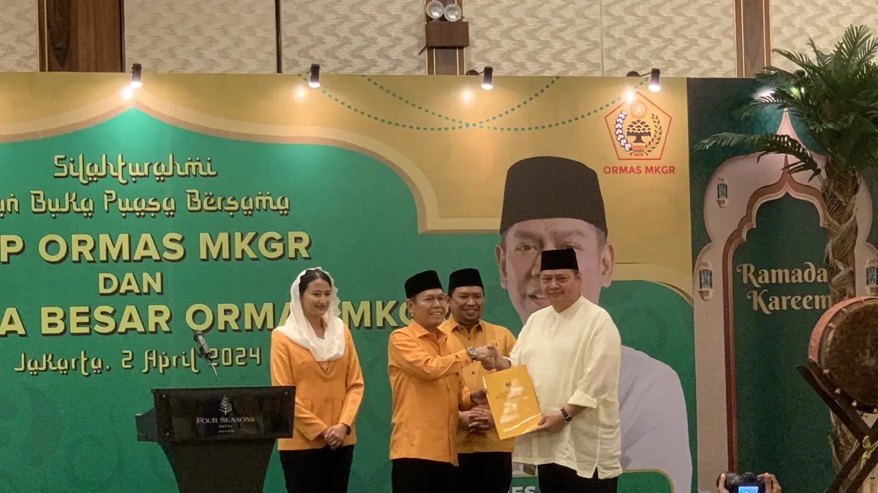 Airlangga Hartarto saat menerima surat deklarasi dari Ormas pendiri Golkar, Musyawarah Kekeluargaan Gotong Royong (MKGR).