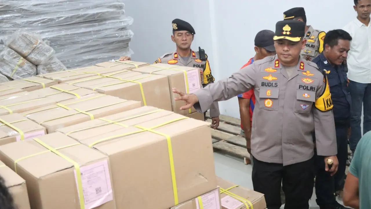 Kapolres Rokan Hulu AKBP Budi Setiyono mengecek logistik Pilkada yang baru tiba di gudang KPU setempat.