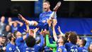 Bek Chelsea, Gary Cahill, diangkat rekannya usai mengalahkan Watford pada laga Premier League di Stadion Stamford Bridge, London, Minggu (5/5). Chelsea menang 3-0 atas Watford. (AFP/Ben Stansall)