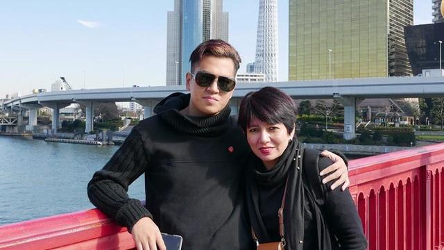Tak Kalah Keren dari Anak, Ini 6 Potret Ibu Kevin Julio yang Jarang Tersorot